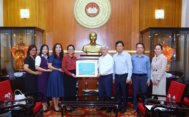 Mr. Do Van Chien - Politburo member, Secretary of the Party Central Committee, Chairman of the Central Committee of the Vietnam Fatherland Front received support from Thanh Xuan Trung Primary School, Thanh Xuan Ward, Hanoi. Photo: Minh Hien