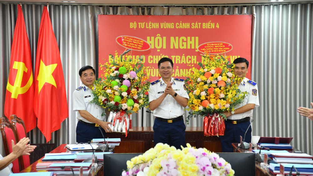 Le major general Le Dinh Cuong - commandant de la Garde cotiere vietnamienne offre des fleurs pour feliciter les 2 camarades qui reçoivent de nouvelles missions.