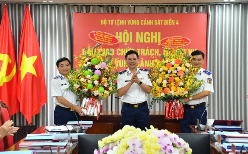 Major General Le Dinh Cuong - Commander of the Vietnam Coast Guard presented flowers to congratulate the two comrades on their new assignments.