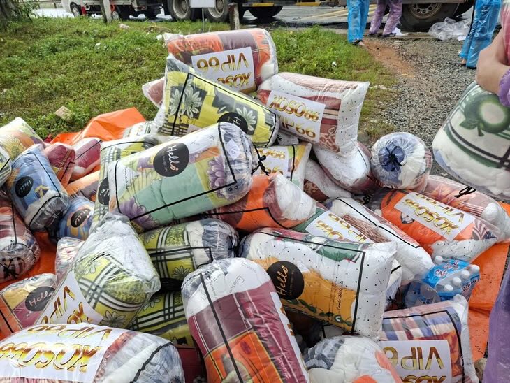 Số hàng kém chất lượng, có dán mác quảng cáo web cờ bạc hỗ trợ cho người dân vùng lũ bị Công an xã Lộc An phát hiện. Ảnh: Công an cung cấp.