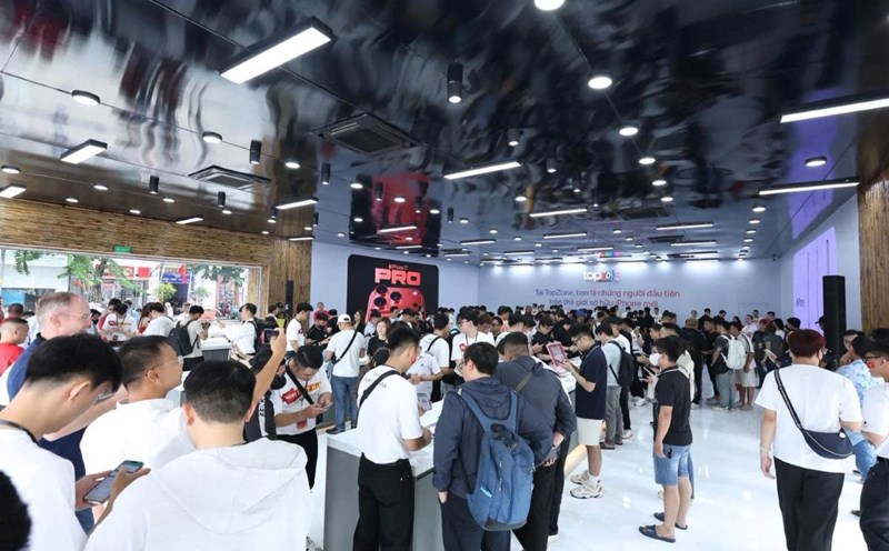 The fact that the iPhone 17 series is well received in many major markets has helped Apple's revenue increase. Photo: Phong Pham