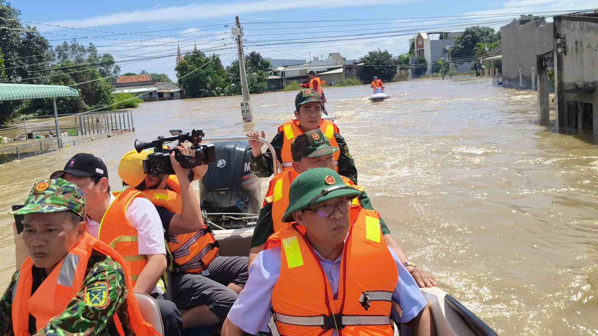 Ong Nguyen Minh, Pho Chu tich UBND tinh Lam Dong truc tiep kiem tra, chi dao cong tac khac phuc hau qua mua lu. Anh: Phuc Khanh