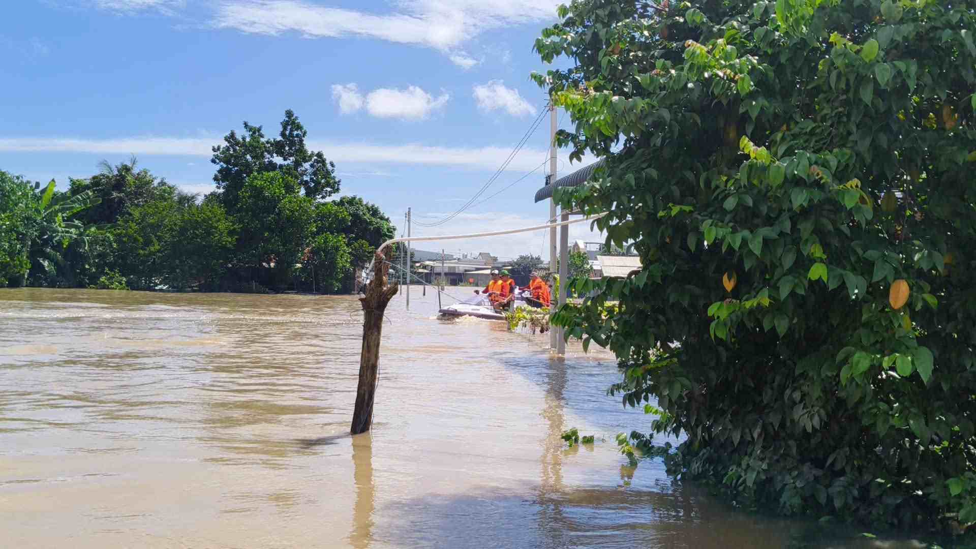 Mua lon keo dai khien phuong Ham Thang bi ngap sau tren dien rong. Anh: Phuc Khanh
