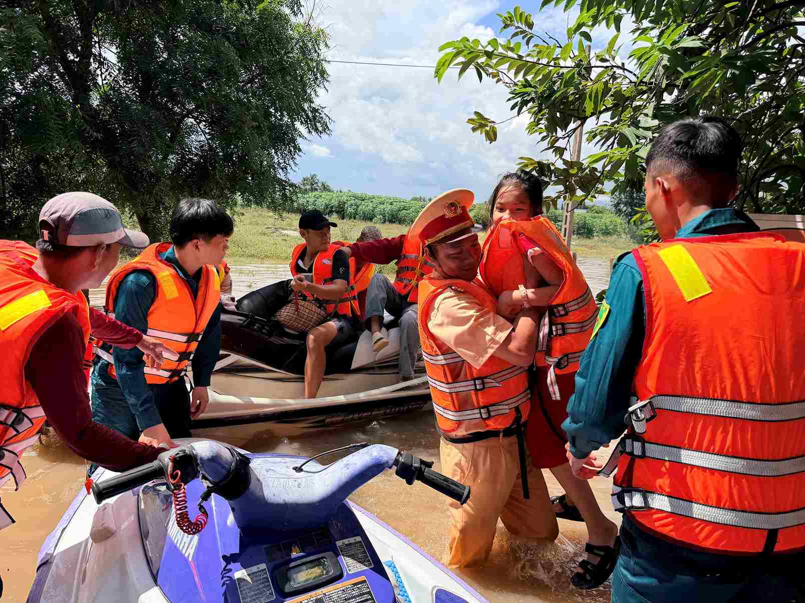 Cac luc luong dung cano cuu ho nguoi dan bi lu lut. Anh: Nguyen Luan