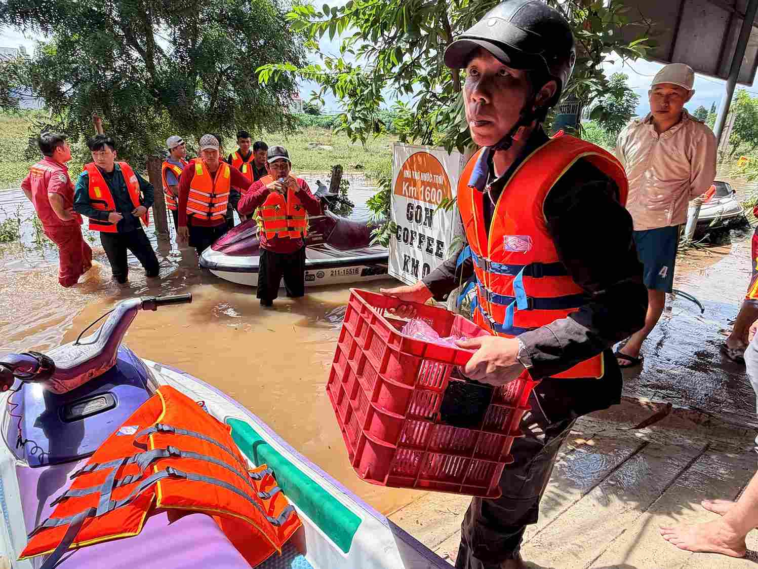 Nhu yeu pham thiet yeu ho tro nguoi dan bi lu lut. Anh: Nguyen Luan