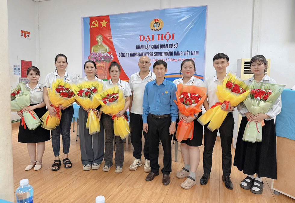 Mr. Nguyen Trong Danh, Deputy Head of the Industrial Park Trade Union, presented flowers to congratulate the Executive Committee of the Trade Union of hyper Shine Trang Bang Vietnam Shoes Co., Ltd. Photo: Phuong Dung