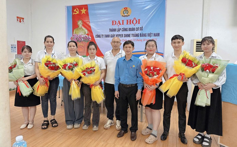 Mr. Nguyen Trong Danh, Deputy Head of the Industrial Park Trade Union, presented flowers to congratulate the Executive Committee of the Trade Union of hyper Shine Trang Bang Vietnam Shoes Co., Ltd. Photo: Phuong Dung