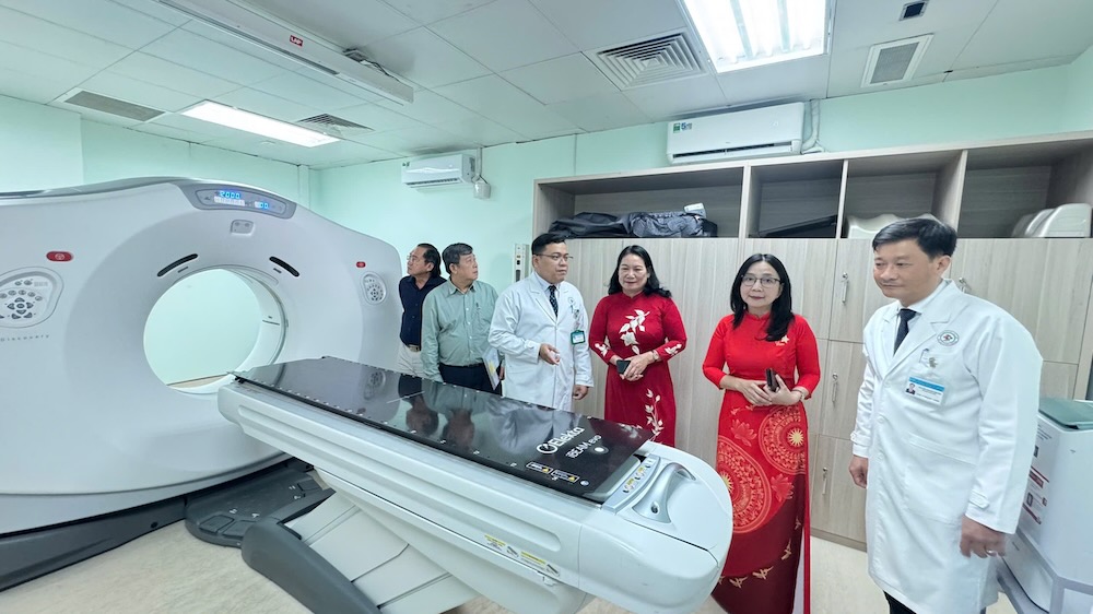 Dai bieu tham quan Khu xa tri bang may gia toc tai Benh vien Da khoa Vinh Long. Anh: DVCC.