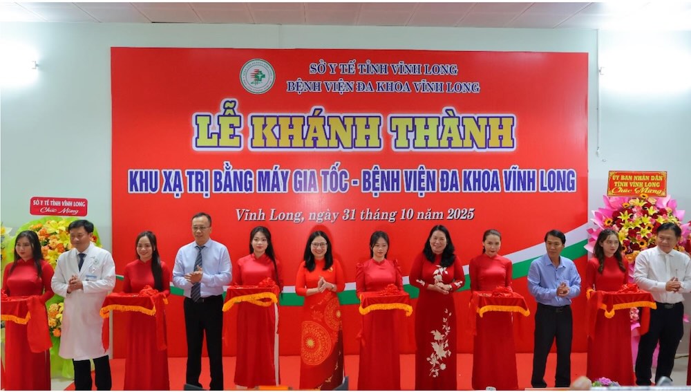 Cac dai bieu cat bang khanh thanh Khu xa tri bang may gia toc tai Benh vien Da khoa Vinh Long. Anh: DVCC.