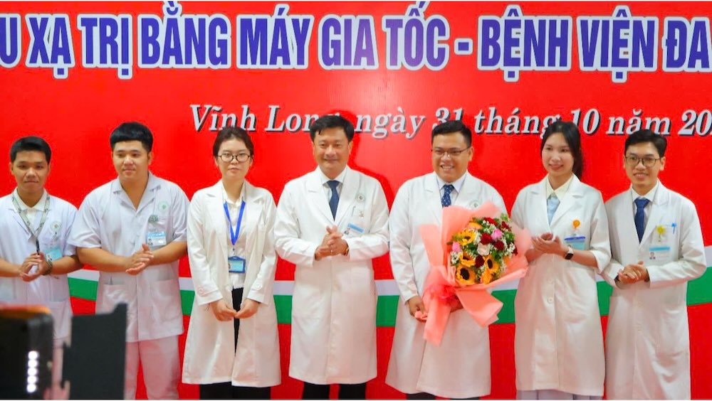 BS.CKII Nguyen Thanh Truyen tang hoa cho ekip xa tri. Anh: DVCC.