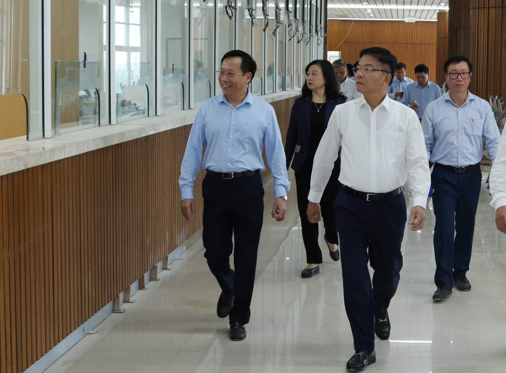 El Viceprimer Ministro Le Thanh Long inspecciona de cerca el Hospital Bach Mai de Base 2 el 28 de octubre. Foto: VGP/Duc Tuan