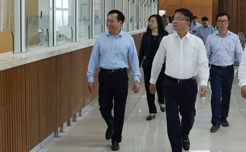 Deputy Prime Minister Le Thanh Long inspected the Bach Mai Hospital 2, facilities, on October 28. Photo: VGP/Duc Tuan