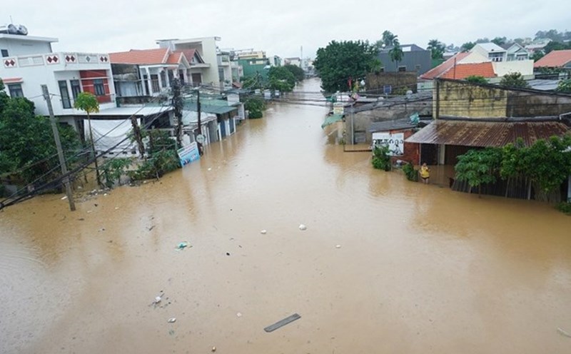 Toda la provincia de Quang Ngai tiene miles de casas inundadas por las inundaciones. Foto: Vien Nguyen