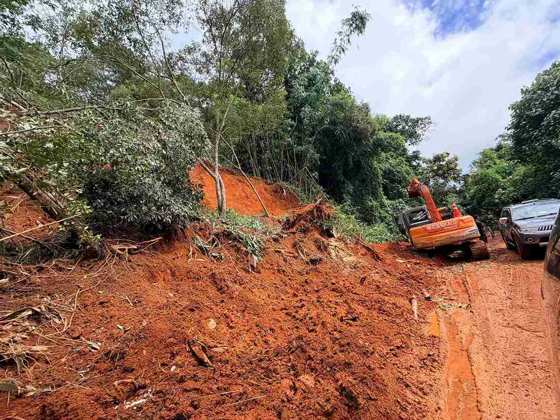 Deo Gia Bac tren Quoc lo 28 bi sat lo nghiem trong do mua lon keo dai. Anh: Phuc Khanh