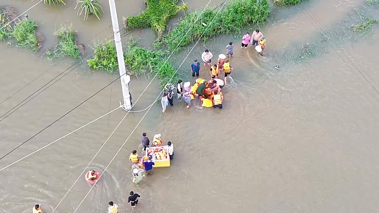 Luc luong chuc nang ung cuu, so tan nguoi dan bi nuoc lu co lap. Anh: Phuc Khanh