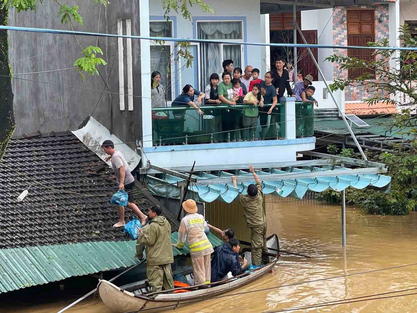 General Luong Tam Quang - Minister of Public Security - requested the police force to rescue people and protect people's lives as the most urgent task. Photo: Ministry of Public Security