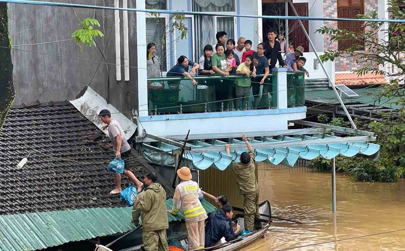 General Luong Tam Quang - Minister of Public Security - requested the police force to rescue people and protect people's lives as the most urgent task. Photo: Ministry of Public Security