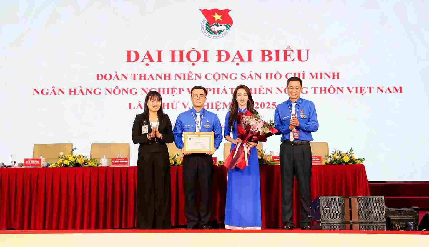 D/c Phung Thi Binh - Uy vien Ban Thuong vu Dang uy Agribank, Pho Tong giam doc Agribank trao tang Bang khen vi thanh tich xuat sac trong phat dong, trien khai va thuc hien hieu qua chuong trinh “Xoa nha tam, nha dot nat vi nguoi ngheo” cho tap the Doan Thanh nien Agribank  