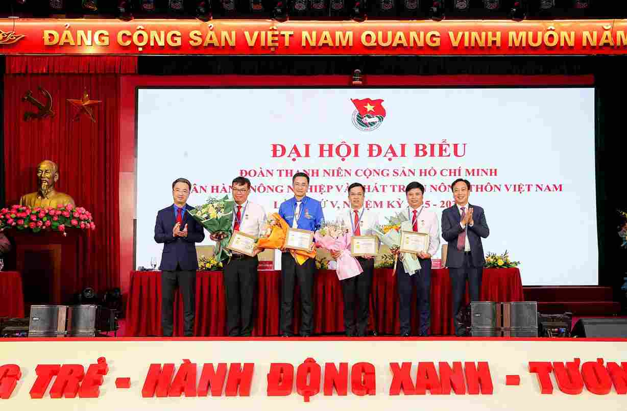 D/c Nguyen Tuong Lam – Bi thu Trung uong Doan TNCS Ho Chi Minh, Chu tich Hoi Lien hiep Thanh nien Viet Nam, Pho Chu nhiem Thuong truc Uy ban Quoc gia ve Thanh nien Viet Nam da trao Ky niem chuong “Vi the he tre” cua Trung uong Doan TNCS Ho Chi Minh tang cac dong chi lanh dao co nhieu dong gop trong cong tac Doan va phong trao thanh nien. 