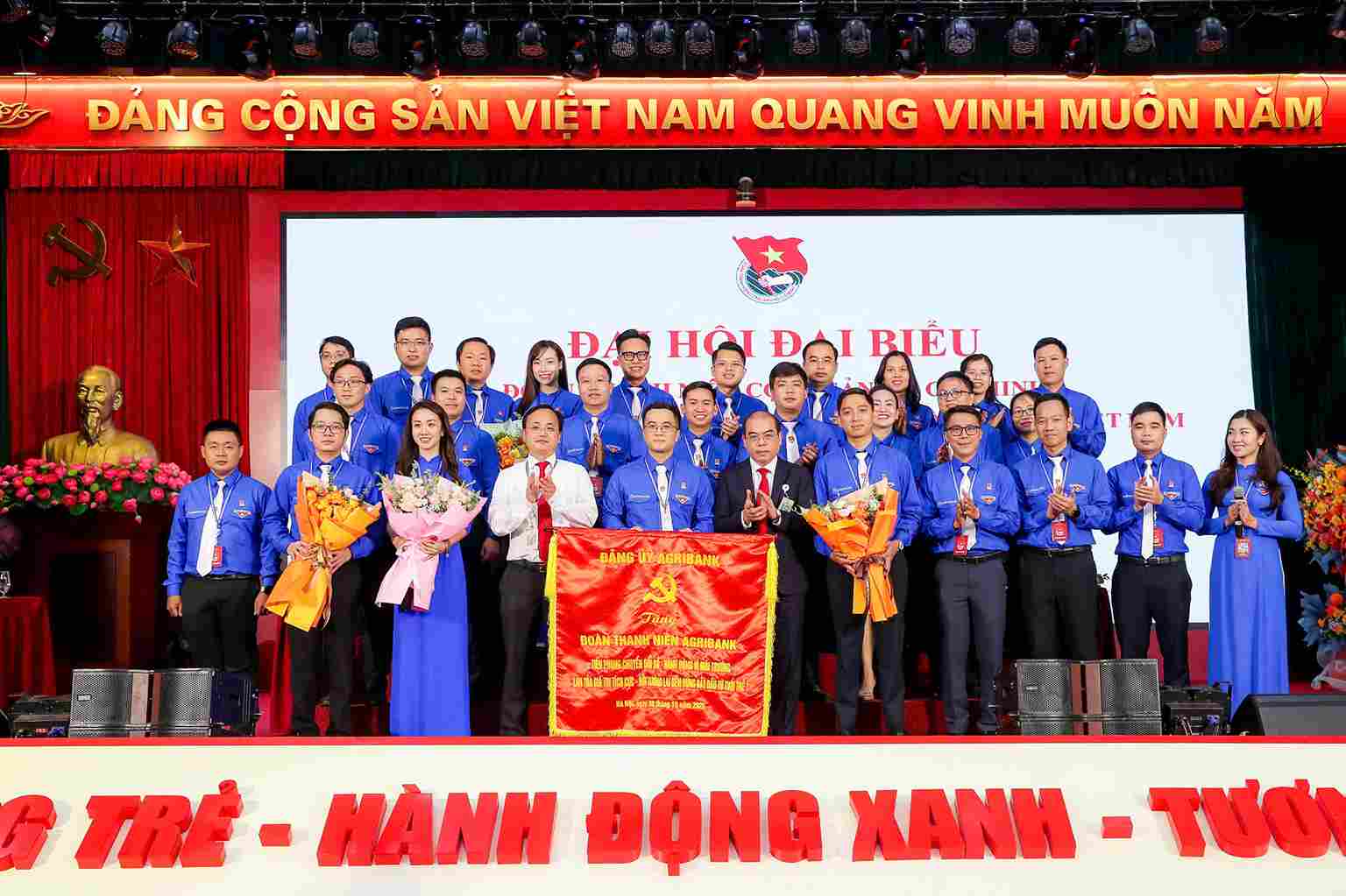 Dong chi To Huy Vu – Bi thu Dang uy, Chu tich Hoi dong thanh vien Agribank – trao tang buc truong “Tien phong chuyen doi so - Hanh dong vi moi truong – Lan toa gia tri tich cuc - Boi tuong lai ben vung bat dau tu tuoi tre” cho Ban Chap hanh Doan Agribank khoa V, nhiem ky 2025–2030.  