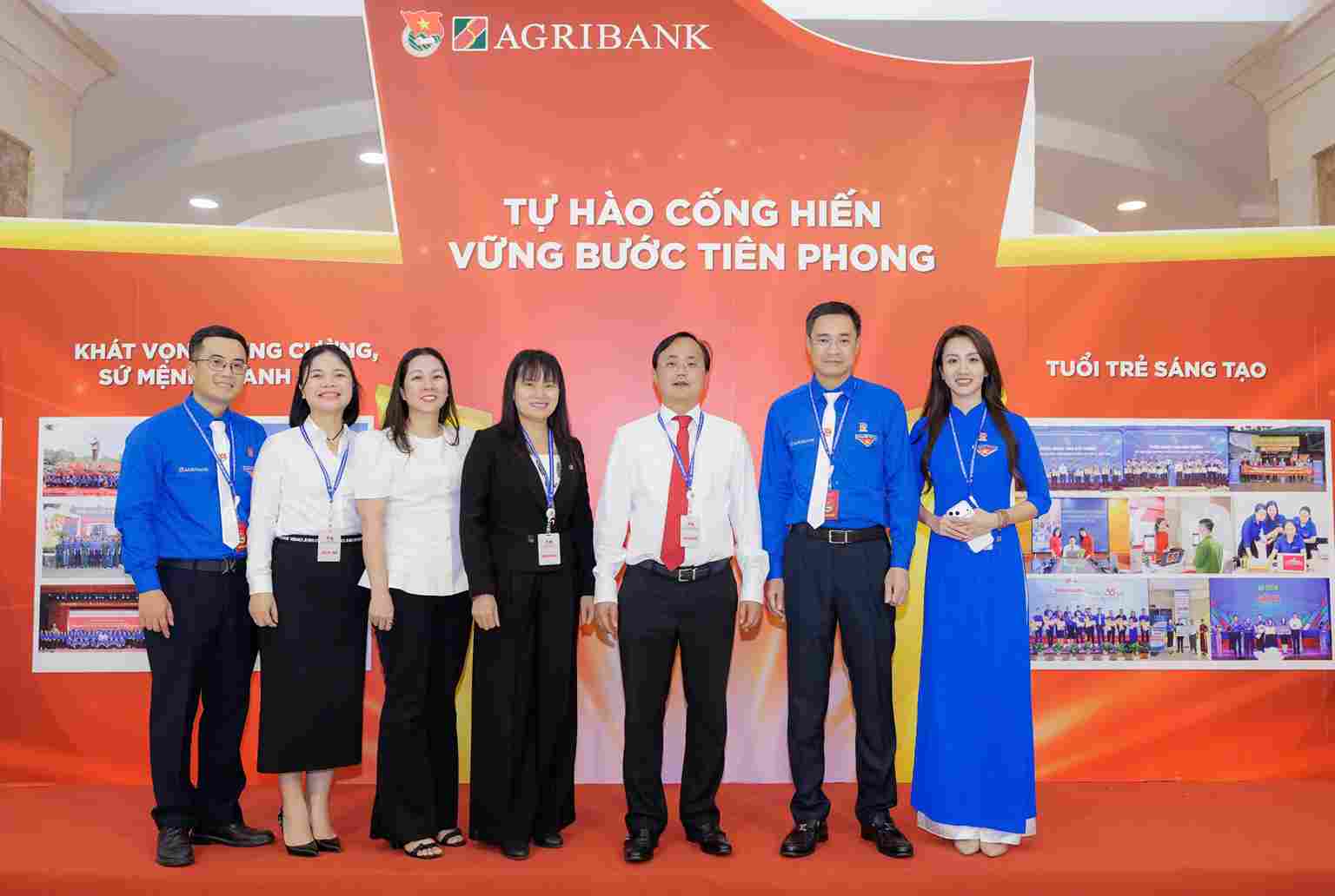 Ban lanh dao Agribank chup anh luu niem tai khong gian “Dau an mot nhiem ky” 