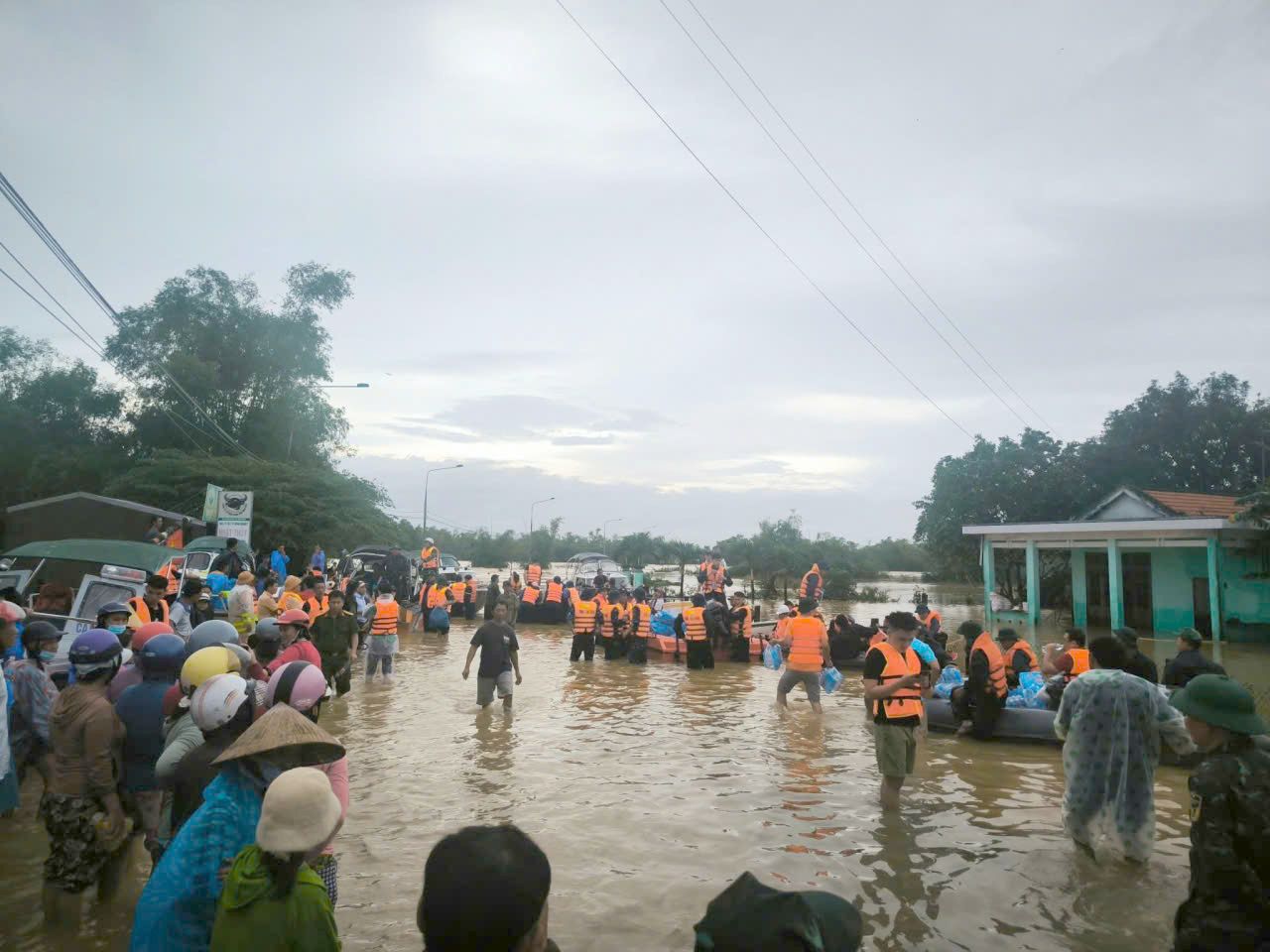 The Politburo requests agencies, units, Party committees, and local authorities to urgently direct timely overcoming the consequences of rain and floods. In the photo: The armed forces of Military Region 5 help people overcome the consequences of floods. Photo: VNA