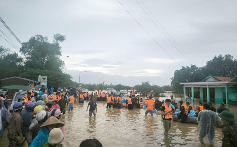 El Buro Politico solicita a las agencias unidades comites de estado y gobiernos locales que dirijan urgentemente la superacion oportuna de las consecuencias causadas por las lluvias e inundaciones. En la foto: Las Fuerzas Armadas de la Region Militar 5 ayudan a las personas a superar las consecuencias de las lluvias e inundaciones. Foto: TTXVN