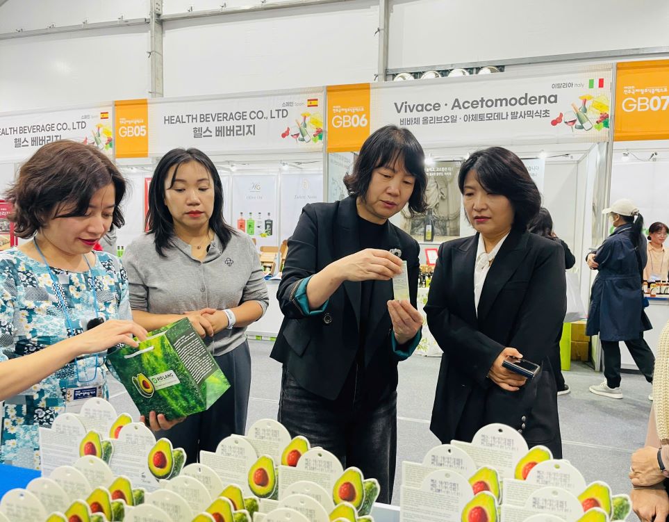 Khach tham quan tim hieu san pham tu bo cua tinh Dak Lak. Anh: So Cong thuong