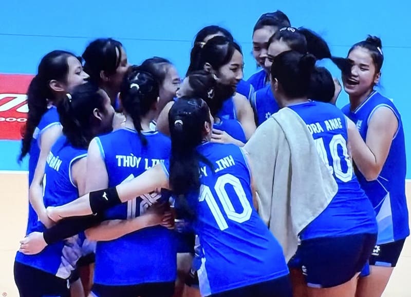 하노이 여자 배구팀이 하띤에서 준결승에서 승리했습니다. 사진: VFV