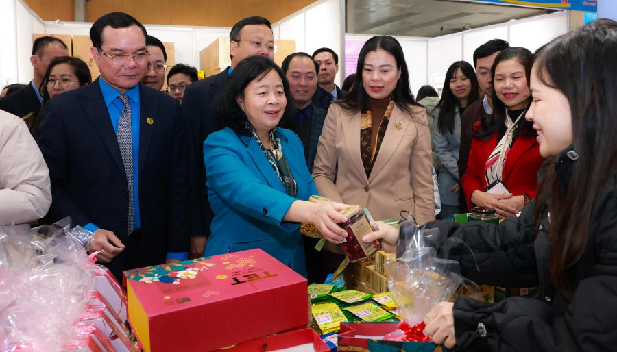 간부 정치국 위원 간부 당 중앙위원회 서기 하노이 시당위원회 서기 부이 티 민 호아이와 간부 당 중앙위원회 위원 베트남 노동총연맹 위원장 응우옌 딘 캉이 하노이시 노동총연맹이 주최하는 2025년 노동조합 설날 장터에 참여하여 2025년 을사 설날을 맞아 간부 조합원 노동자들을 지원합니다. 사진: 하이 응우옌