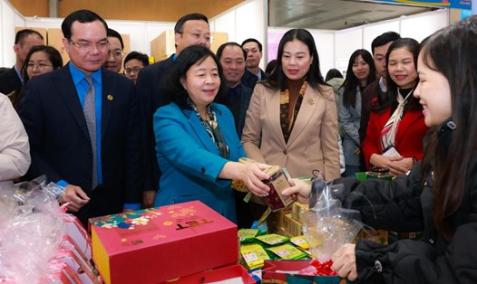 Ủy viên Bộ Chính trị, Bí thư Trung ương Đảng, Bí thư Thành ủy Hà Nội Bùi Thị Minh Hoài và Ủy viên Trung ương Đảng, Chủ tịch Tổng LĐLĐVN Nguyễn Đình Khang cùng tham gia Chợ Tết Công đoàn - Xuân 2025 do LĐLĐ TP Hà Nội tổ chức nhằm phục vụ đoàn viên, người lao động dịp Tết Nguyên đán Ất Tỵ 2025. Ảnh: Hải Nguyễn