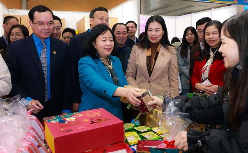 Politburo member, Secretary of the Party Central Committee, Secretary of the Hanoi Party Committee Bui Thi Minh Hoai and Party Central Committee member, President of the Vietnam General Confederation of Labor Nguyen Dinh Khang all participated in the 2025 Trade Union Tet Market organized by the Hanoi City Labor Federation to serve union members and workers on the occasion of the Lunar New Year 2025. Photo: Hai Nguyen
