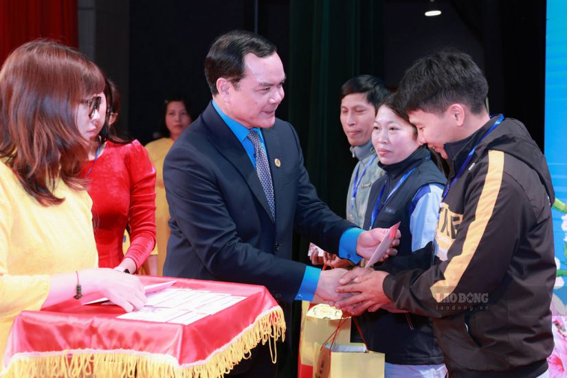 Ong Nguyen Dinh Khang - Uy vien Trung uong Dang, Chu tich Tong Lien doan Lao dong Viet Nam - trao qua cho doan vien, nguoi lao dong TP Ha Noi dip Tet Nguyen dan At Ty 2025. Anh: Hai Nguyen