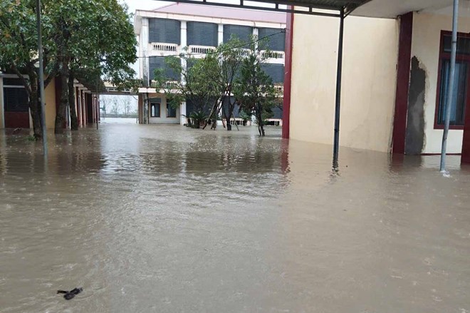 Hoy 31 de octubre Ha Tinh tiene fuertes lluvias e inundaciones profundas en el patio de la escuela en la escuela secundaria Ha Huy Tap. Foto: Tran Khang