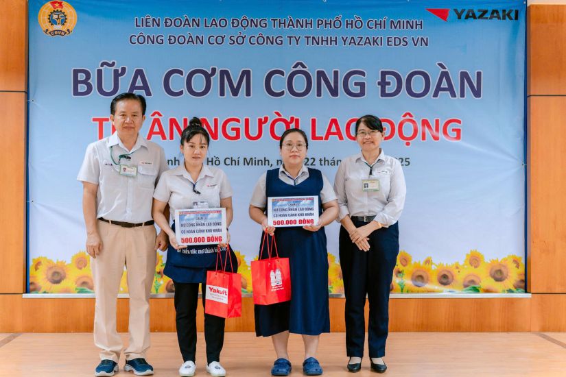 Pham Thi Tuyet Nhung 씨(오른쪽)와 회사 경영진이 어려운 상황에 처한 조합원에게 지원금을 전달하고 있습니다. 사진: 노동조합 제공