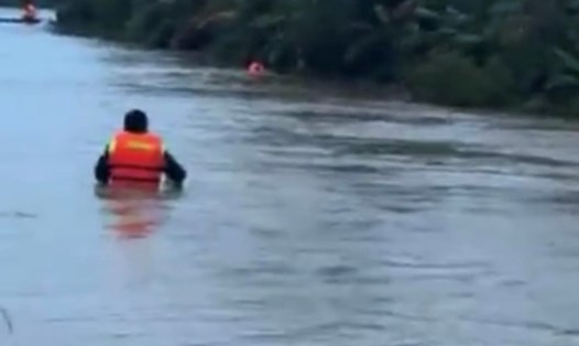 Lực lượng chức năng đang tìm kiếm bé trai mất tích. Ảnh: Văn Tuấn