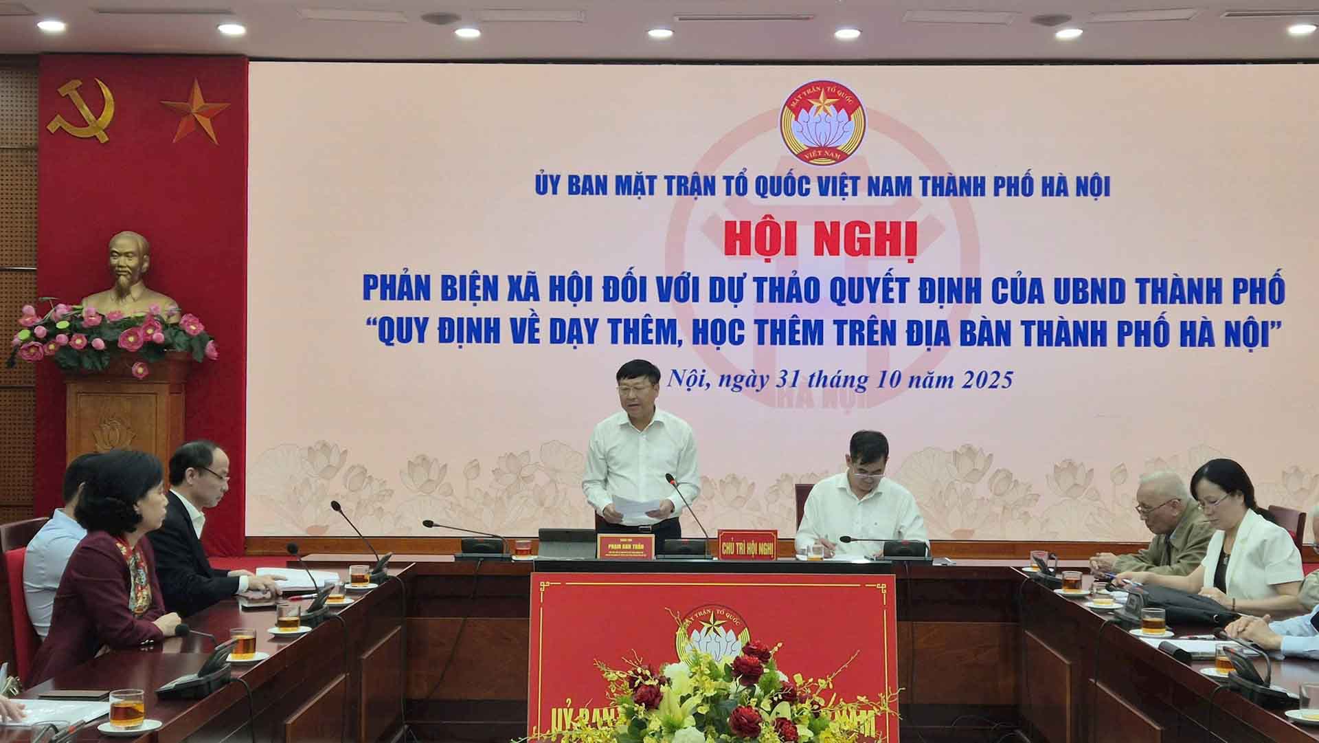 The conference on social criticism of the draft Decision of the City People's Committee regulating extra teaching and learning in Hanoi took place on October 31. Photo: Vietnam Fatherland Front Committee of Hanoi