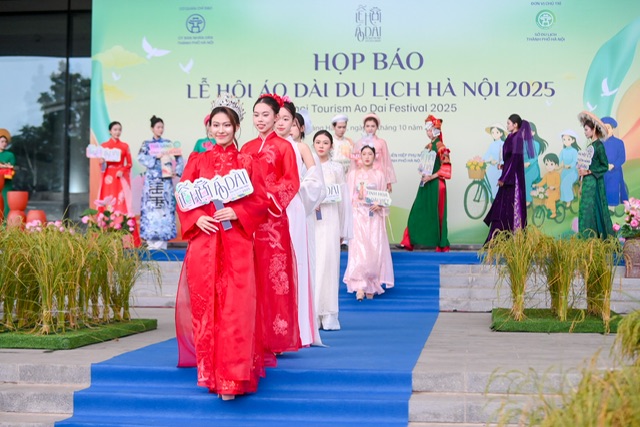 Le hoi Ao dai Du lich Ha Noi 2025 dien ra tu ngay 7 - 9.11.2025 tai Bao tang Ha Noi; ngoai ra con hoat dong dieu hanh tai khu vuc ho Hoan Kiem. Anh: Hai Anh