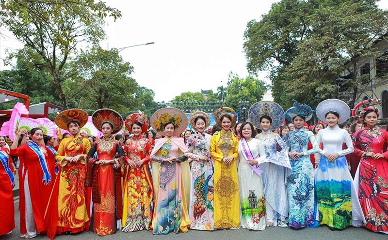 El Festival Ao dai de Hanoi 2025 no es solo un evento cultural sino tambien un impulso importante para promover y promocionar el turismo de la capital. Foto: Hoa Nguyen