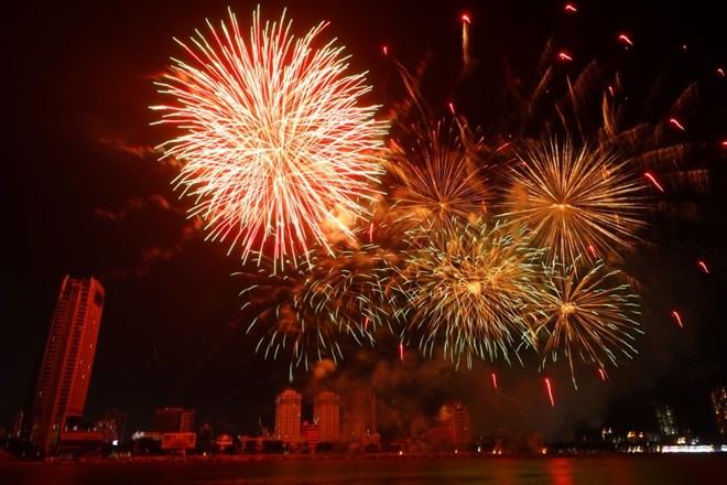 Hanoi no esta de acuerdo en organizar fuegos artificiales en el concierto en vivo 'Dan Truong 30 años - Huella de la juventud'. Foto: Tran Thi