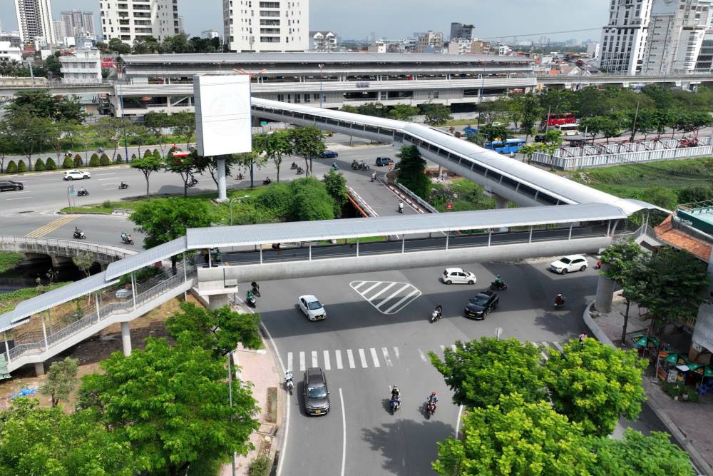 호치민시 메트로 1호선 승객들이 곧 엘리베이터를 타고 고가역으로 이동합니다. 사진: Anh Tu