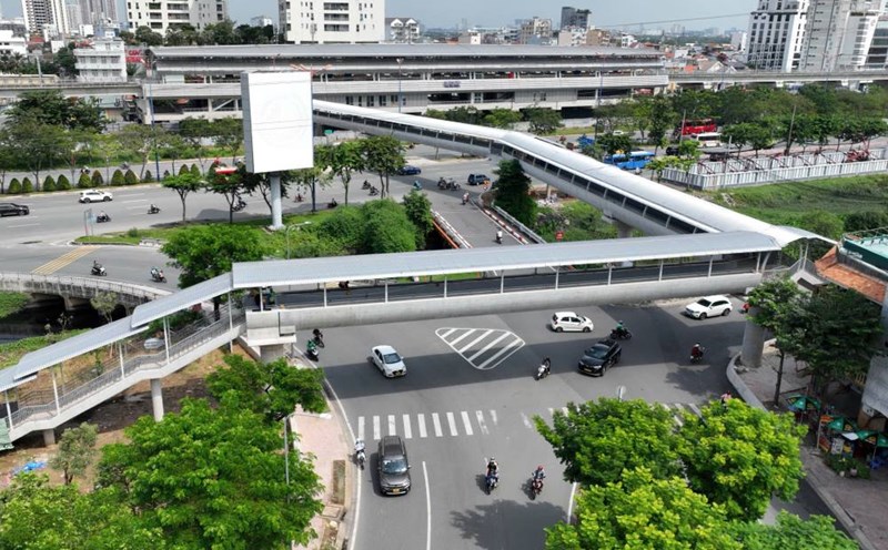 Metro No. 1 passengers in Ho Chi Minh City are about to take an elevator to the elevated station. Photo: Anh Tu