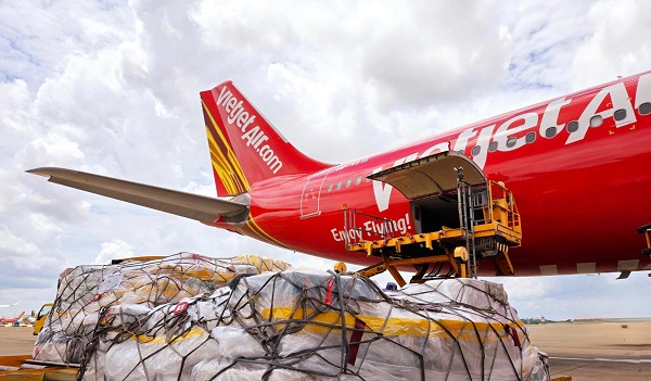 Vietjet transports relief goods to the Central region for free. Photo: Vietjet