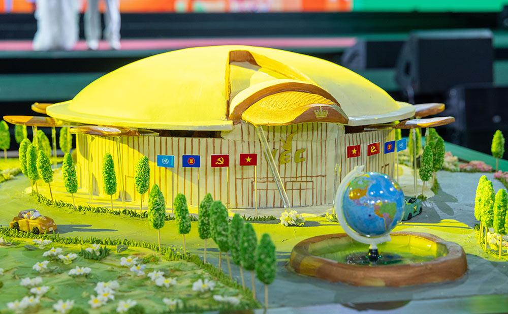 Day la Ky luc Viet Nam moi duoc lam tu chinh cac san vat cua dat nuoc. Do chinh la mo hinh ky luc tai hien to hop trien lam lon nhat Dong Nam A va Top 10 the gioi.