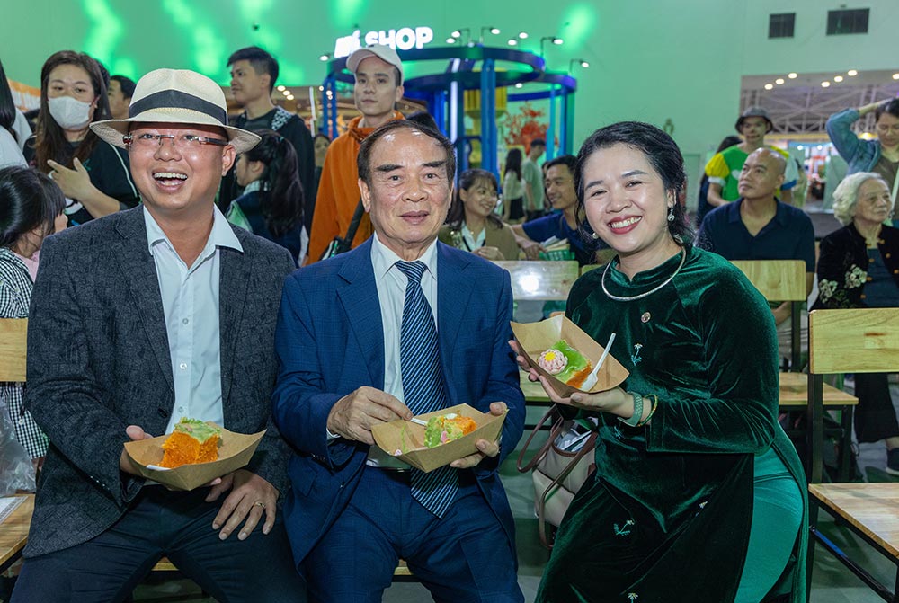 Nguoi dan hao hung thuong thuc tac pham xoi dau vua lap ky luc Viet Nam.