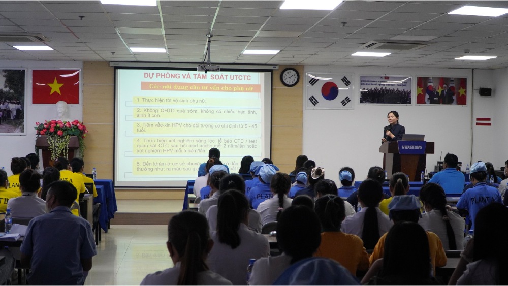 Nhung kien thuc bo ich giup nu doan vien, cong nhan lao dong hieu hon ve su quan trong, loi ich thiet thuc cua viec tam soat va du phong ung thu co tu cung. Anh: Nguyen Anh