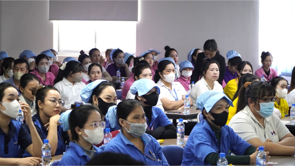 子宮頸がんの予防と検診に関する宣伝集会には、女性組合員と華城ラックギア株式会社の従業員が参加した。写真: グエン・アン