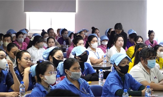 Nữ đoàn viên, công nhân Công ty TNHH Hwaseung Rạch Giá tham dự buổi tuyên truyền về Dự phòng và sàng lọc ung thư cổ tử cung. Ảnh: Nguyên Anh