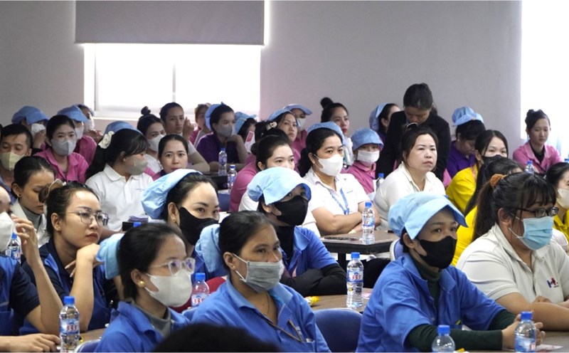 Female union members and workers of Hwaseung Rach Gia Company Limited attended the propaganda session on cervical cancer prevention and screening. Photo: Nguyen Anh