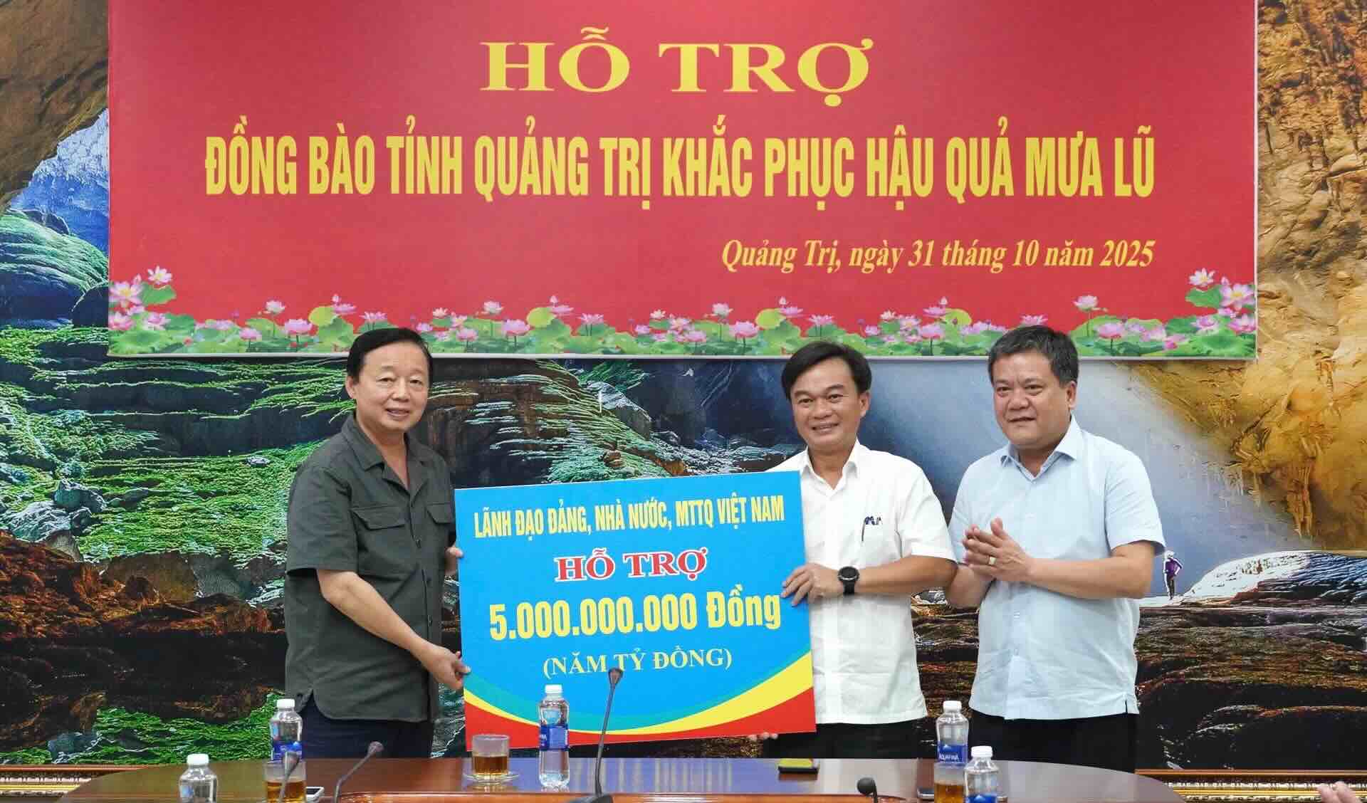 Deputy Prime Minister Tran Hong Ha presented 5 billion VND to support people in flooded areas in Quang Tri. Photo: Thanh Van